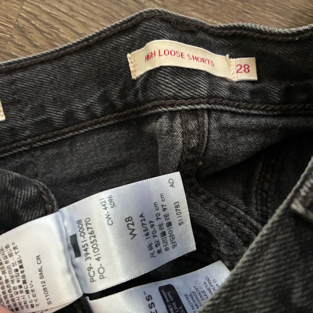Levi’s High Loose Denim Shorts in Legit - Picture 12 of 14